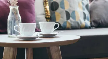 Разница между кофейным и журнальным столиками Разница между кофейным и журнальным столиками